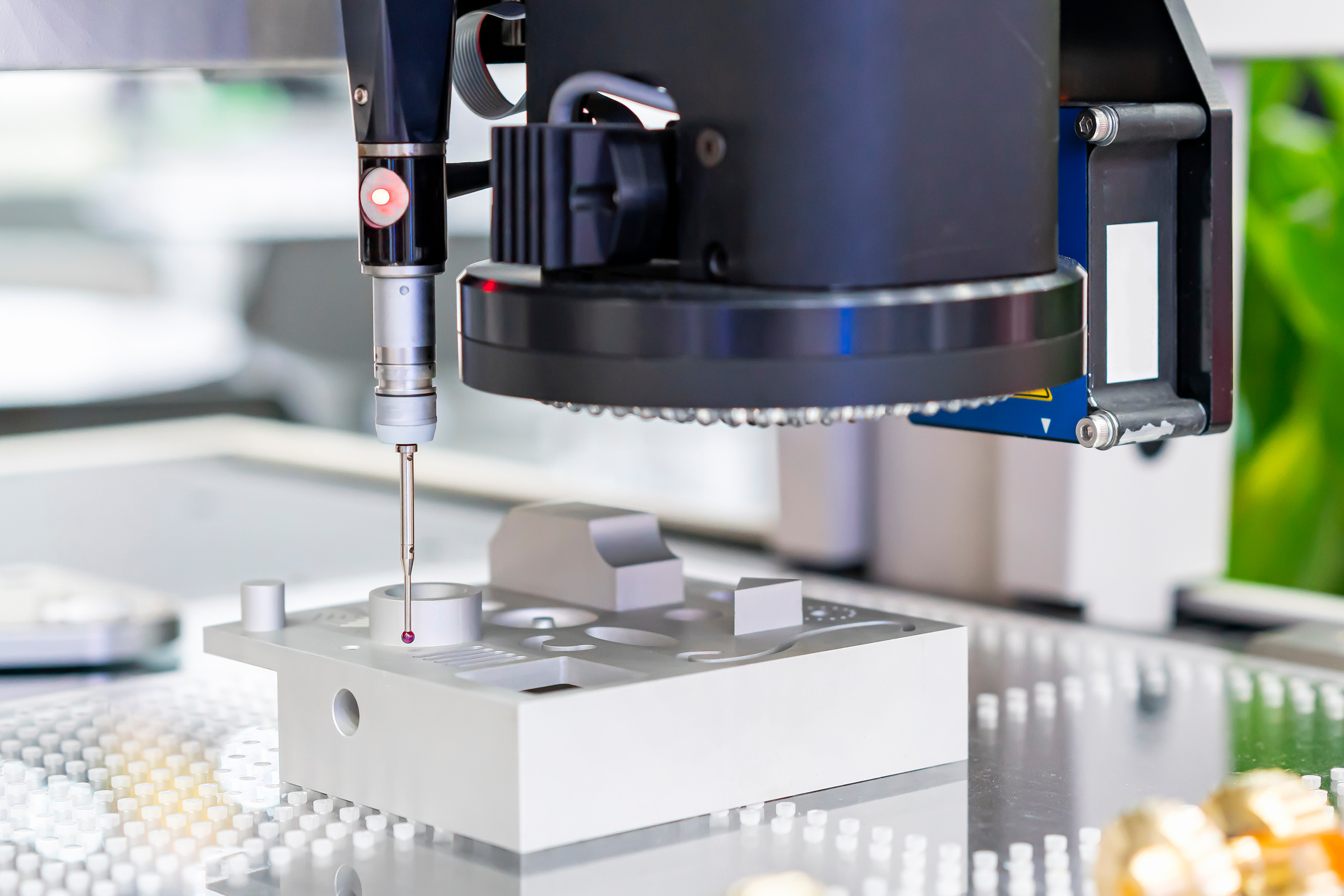 Eine Koordinatenmessmaschine prüft ein präzise gefrästes Bauteil